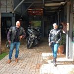 Casal de viajantes visitando o MotoBox