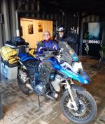 Hóspedes com suas motos no pátio do hotel