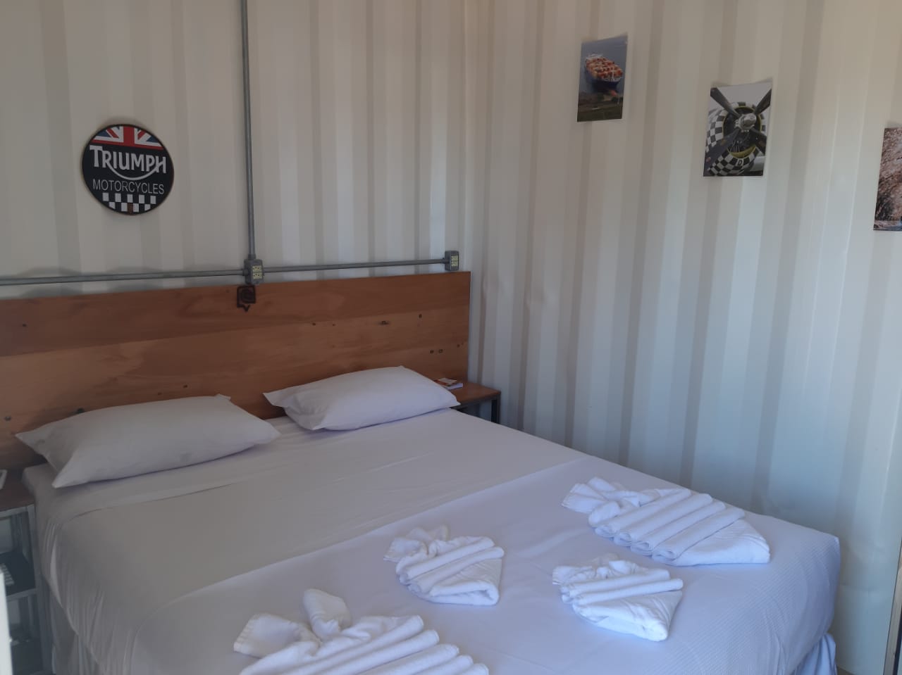 Apartamento com cama de casal e decoração temática do hotel