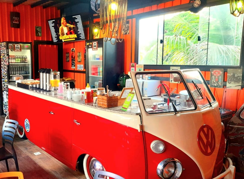 Café do hotel com balcão em formato de Kombi